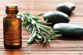 Huile d'arbre à thé pour les mycoses des ongles des pieds.