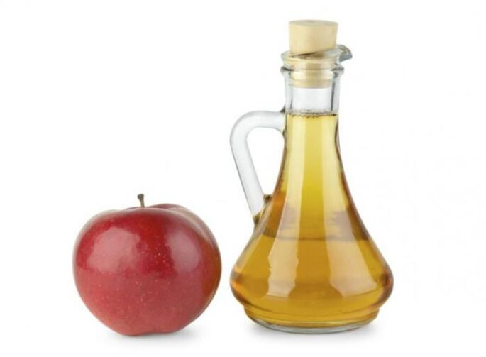 Vinaigre de cidre de pomme pour traiter la mycose des ongles des pieds.