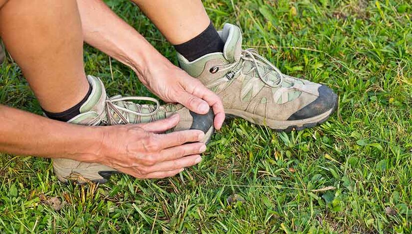 Les patients atteints de mycose des pieds ressentent des douleurs et des difficultés à marcher. 